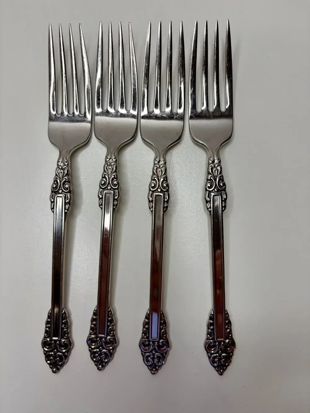 Oneida Heirloom Rembrandt Dinner Forks 7 3/8” Stainless Vintage Lot of 4